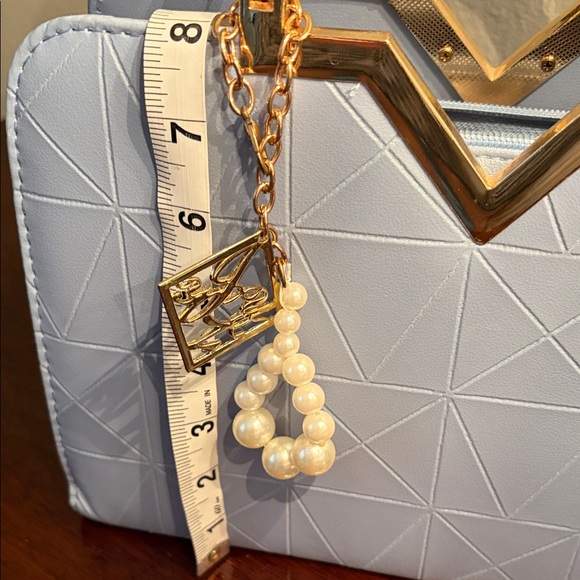 Elegant White Handbag with Gold Accents - Picture 17 of 17